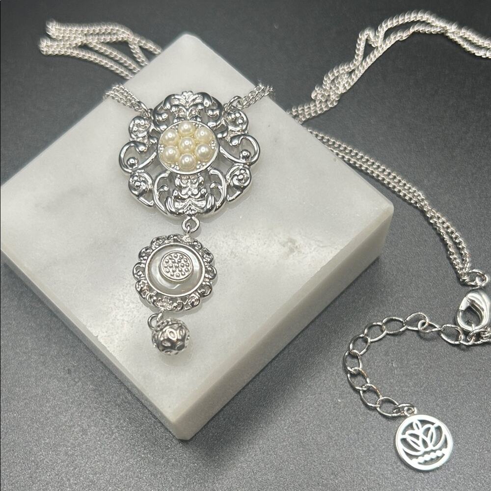 Gorgeous! Pearl MOP statement necklace #661 silvertone double chain drop pendant